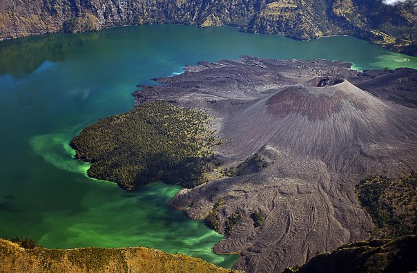 Кратерное озеро Segara Anak на горе Ринджани на острове Ломбок, Индонезия.