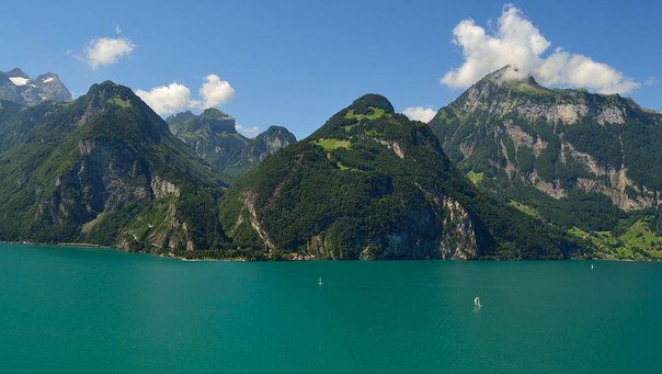 Озеро в горах, Швейцария.