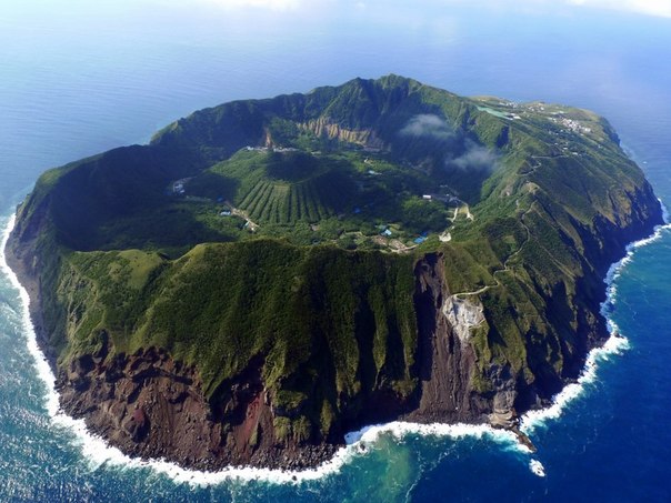Вулканический остров Аогашима, Япония.