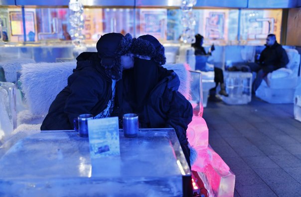 Саудит целует свою молодую жену в ледяном кафе в Дубаи, ОАЭ, где пара проводит свой медовый месяц.