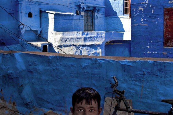 Ребёнок случайно попал в кадр, когда я фотографировал старую часть города в Джодхпуре, Индия.