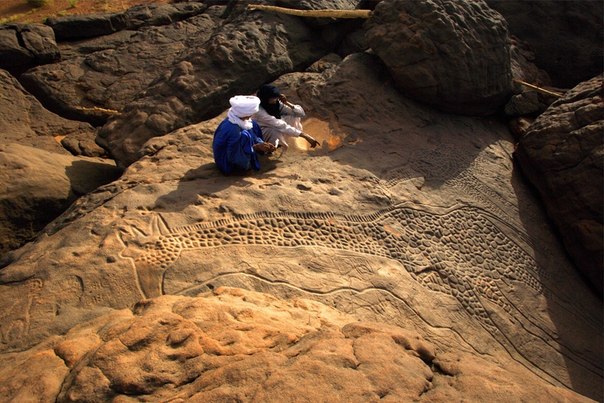 8-тысячелетнее изображение жирафа, вырезанное на камне в ДаБоусе, Нигер. Нигерийцы считают его одним из самых прекрасных петроглифов в мире.