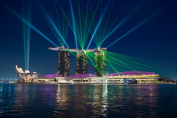 Marina Bay Sands — курортное казино с фасадом на Marina Bay в Сингапуре. Разработано группой Las Vegas Sands и объявлено как самое дорогое казино. Комплекс включает три башни по 55 этажей высотой в 200 м на которых расположена большая терраса в виде гондолы в которой находятся бассейн размером с три олимпийских и сад площадью 12,4 тыс. кв. метров.