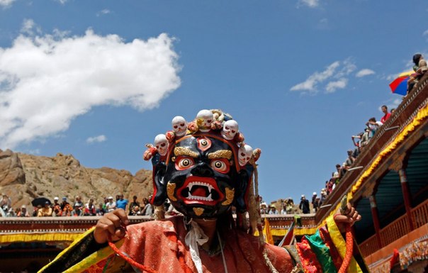 Монах в маске исполняет танец во время фестиваля в тибетском монастыре Хемис-Гомпа, Лех, Индия. Фестиваль проводится в честь дня рождения основателя ламаизма (ответвление буддизма) Падмасамбхава. 