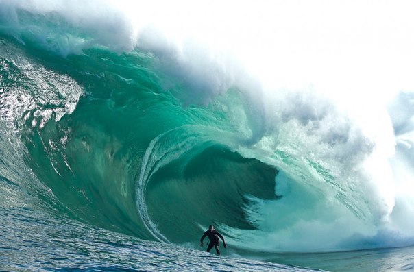 Серфингист оседлал 8-метровую волну возле известной «Мекки» любителей серфа — утеса Шипстерн-Блаф, Тасмания, Австралия. 