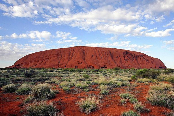 Священная гора Улуру, или Ayers Rock, в национальном парке Улуру-Ката, центральная Австралия. 