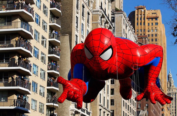 Воздушный шар в виде Человека-паука летит по улице во время 86-го парада в честь дня благодарения «Macy s Thanksgiving Day Parade» в Нью-Йорке.