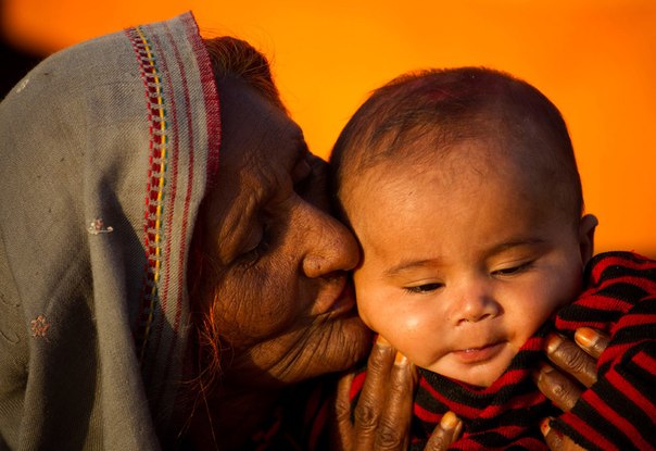 Пакистанская кочевница целует своего сына в Исламабаде, Пакистан.