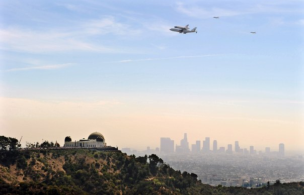Шаттл «Индевор» пролетает над обсерваторией Гриффит на пути к Международному аэропорту Лос-Анджелес.