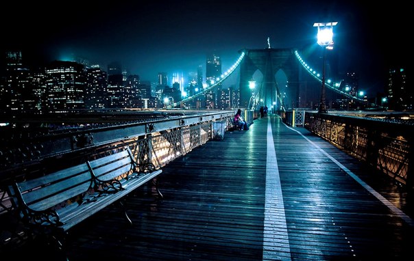 Бруклинский мост — один из старейших висячих мостов в США, его длина составляет 1825 метров, он пересекает пролив Ист-Ривер и соединяет Бруклин и Манхэттен в городе Нью-Йорк.