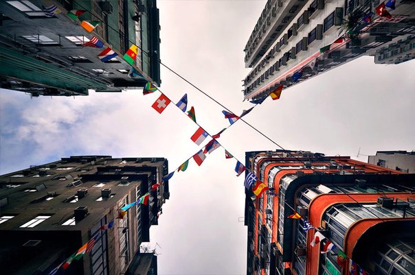 Фотограф Ромен Жаке-Лагрез (Romain Jacquet-Lagrèze) реализовал в Гонконге свой проект «Вертикальный горизонт». Его фотографии прекрасно передают атмосферу постоянно разрастающегося города.