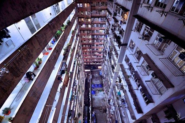 Фотограф Ромен Жаке-Лагрез (Romain Jacquet-Lagrèze) реализовал в Гонконге свой проект «Вертикальный горизонт». Его фотографии прекрасно передают атмосферу постоянно разрастающегося города.