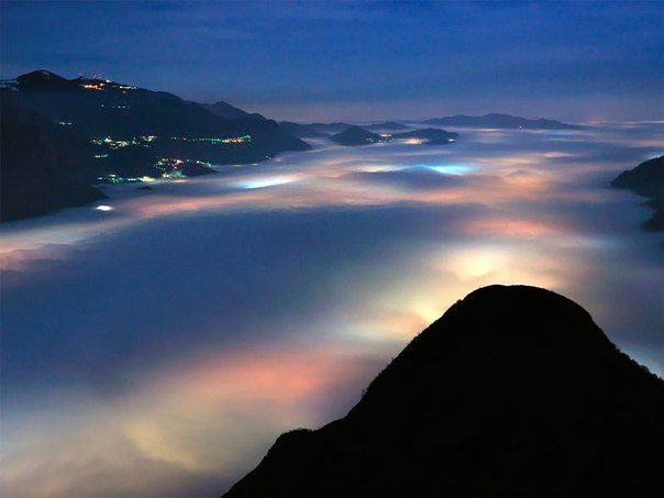 Низкие облака над озером, Япония.