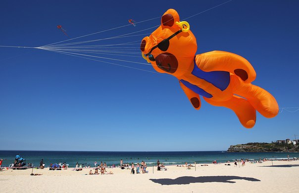 Запуск гигантского воздушного змея на фестивале Ветров на Бонди-Бич, Сидней, Австралия. 