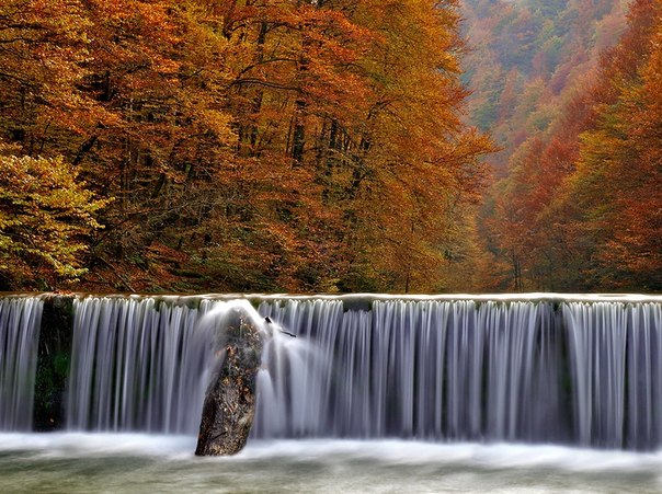 Водопад в регионе Горски Котар, Хорватия.