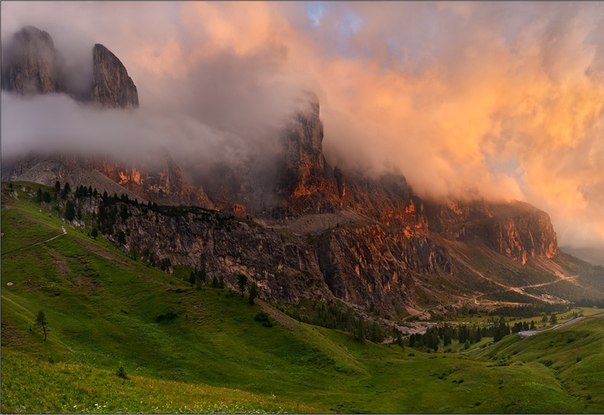 Доломиты - красивейший горный массив в Восточных Альпах. Массив располагается в северо-восточной части Италии.