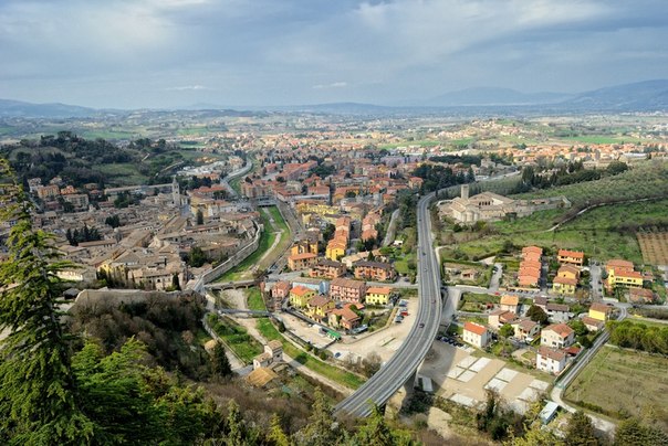 Сполето — город в итальянской провинции Перуджа, в 95 км от Рима.