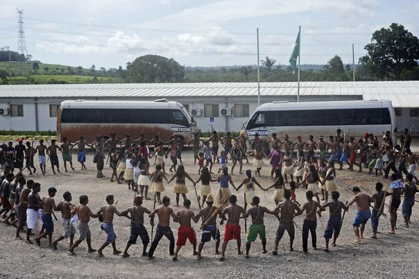 Индейцы Амазонии из разных племён вместе танцуют ритуальный танец, чтобы продемонстрировать своё единство, протестуя против строительства плотины «Бело Монте» в городе Витория-ду-Шингу, Бразилия.