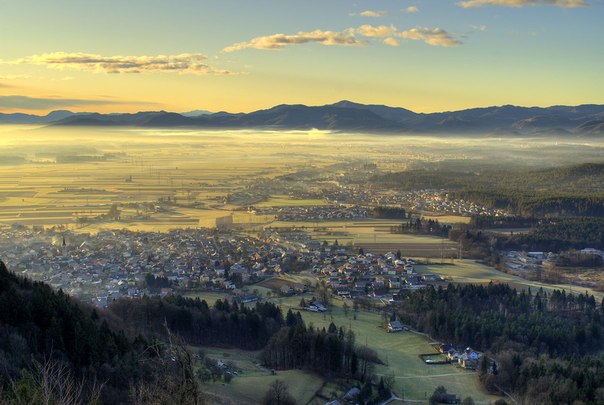 Вид на город Шкофья-Лока с горы Шмарьетна, Словения.