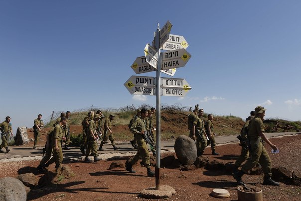 Израильские солдаты идут по оккупированной территории в Голанских высотах.