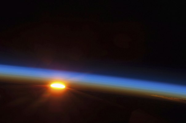 Солнце восходит над Тихим океаном. Вид с МКС.