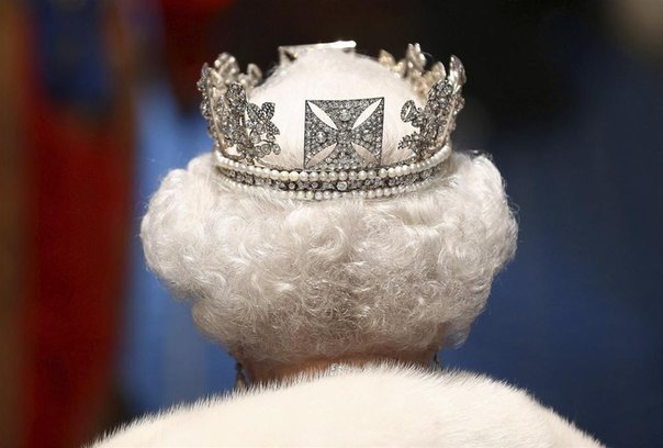 Королева Великобритании Елизавета II прибывает на Церемонию открытия парламента в Вестминстерском дворце в Лондоне, Англия.