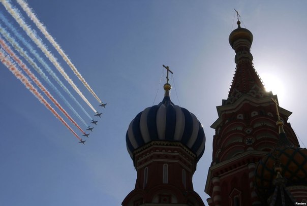 Самолёты пролетают над Храмом Василия Блаженного во время военного парада в честь Дня Победы Москве, Россия.