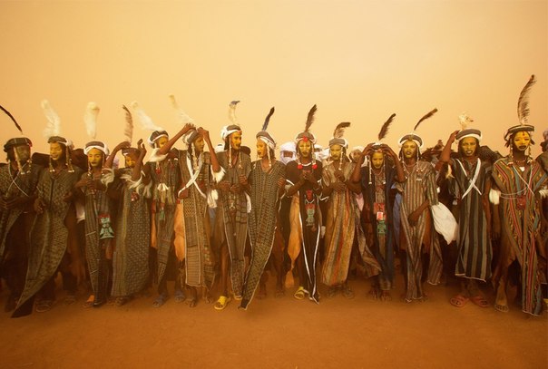 На фестивале «Геревол» в городе Ингал, Нигер, местные жители из племени водаабе поют песни и танцуют, имитируя движения песчаной бури. Это ежегодный фестиваль ухаживаний, на котором мужчины стараются привлечь внимание женщин.