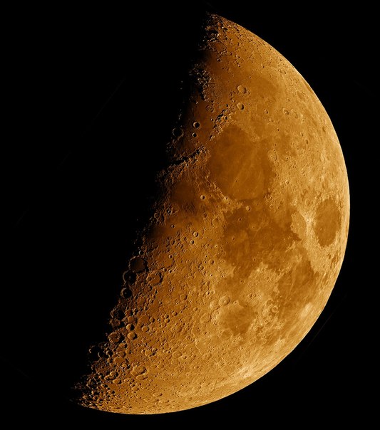 Луна в первой четверти. Телескоп Шмидта-Ньютона. "В тот вечер атмосфера была не очень прозрачной, Солнце садилось красным, но зато Луна получилась тёпло-жёлтой, как ломтик французкого сыра."