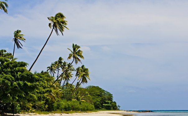 Республика Островов Фиджи расположена на архипелаге Фиджи в южной части Тихого океана, к востоку от Вануату, к западу от Тонга и к югу от Тувалу.