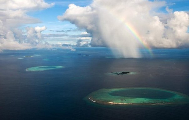 Радуга над Мальдивскими островами.