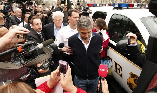 Полиция арестовывает Джорджа Клуни за участие в акции протеста возле посольства Судана в Вашингтоне.