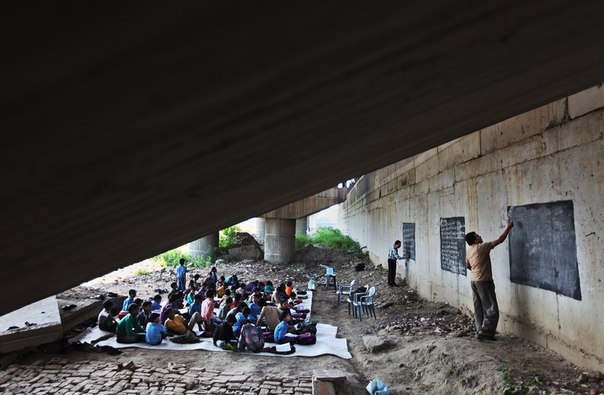 Школа для бедных детей под мостом в Нью-Дели
