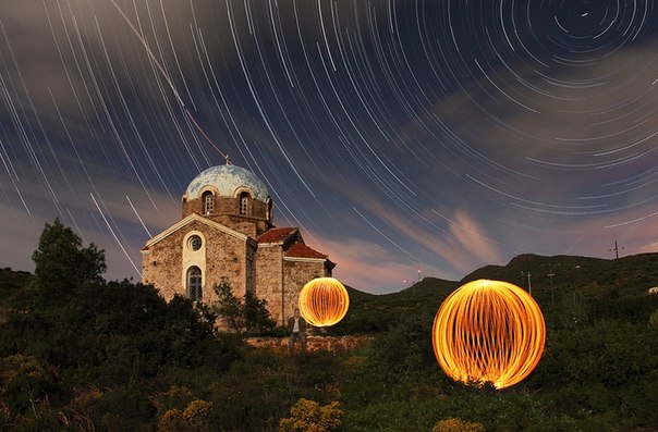 Святой Джон на мысе Сунион, Греция, и хороводы звезд. Горящие шары — специальные светильники. 