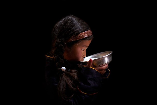 Кумыс – традиционный национальный напиток Монголии. Одна кобыла в среднем даёт 2 литра молока в день, и чтобы приготовить достаточно кумыса для семьи и гостей, нужно иметь табун из не менее десятка лошадей.