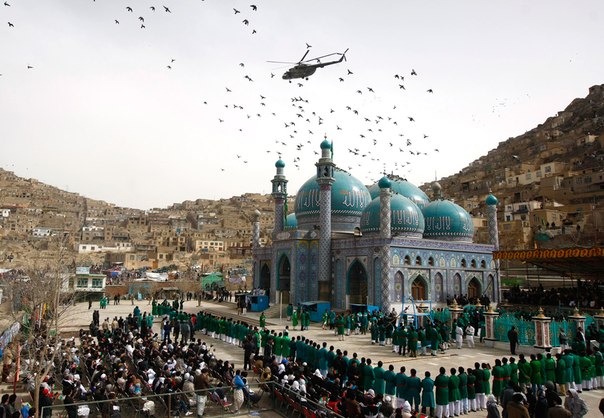 Вертолет афганской полиции летает над мечетью Hazrat Ali во время празднования Новруза в Кабуле.