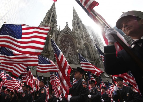 Пожарные города Нью-Йорка проходят мимо Собора Святого Патрика во время 251-го парада в честь Дня святого Патрики в Нью-Йорке.