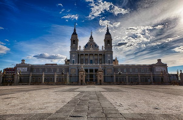Собор Санта-Мария-ла-Реаль-де-ла-Альмудена, Мадрид, Испания.