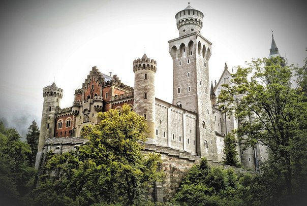 Замок Нойшванштайн — романтический замок баварского короля Людвига II около городка Фюссен и замка Хоэншвангау в юго-западной Баварии.
