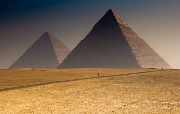Комплекс пирамид в Гизе находится на плато Гиза в пригороде Каира, Египет.