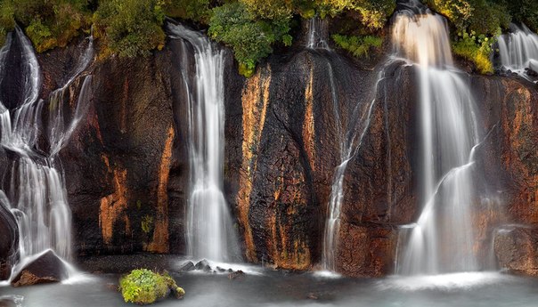 Удивительный водопад в Исландии.