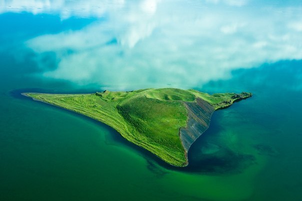 Остров на озере Миван в Исландии. Озеро находится в северной части острова.