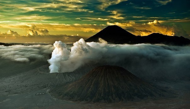Вулкан Бромо утром. Бромо - действующий вулкан на востоке острова Ява, Индонезия.