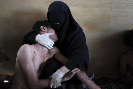 Победителем конкурса World Press Photo 2012, Фотографией года, стал снимок Самуэля Аранды из Испании, сделанный для The New York Times, на котором изображена женщина, держащая раненого родственника, пострадавшего во время протестов против президента Салеха; Сана, Йемен, 15 октября 2011 года.