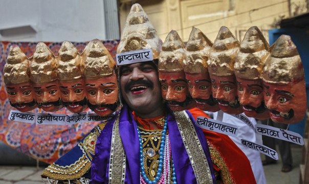 Маратхи в костюме десятиглавого повелителя демонов Раваны принимает участие в празднестве в Мумбаи, Индия.
