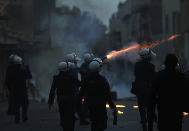 Полицейские применяют слезоточивый газ во время столкновений с антиправительственными демонстрантами в поселке Санабис к западу от Манамы, Бахрейн.