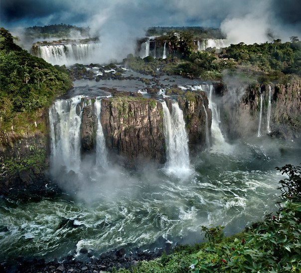 Водопады Игуасу — комплекс водопадов на реке Игуасу, расположенный на границе Бразилии и Аргентины.