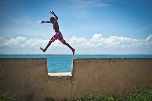 «Душа ребёнка». Мальчик перепрыгивает через выемки в 500-метровой крепостной стене. Морро-де-Сан-Паулу, Баия, Бразилия.
