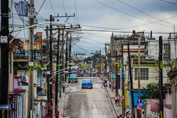 «Регла, Гавана, Куба». В феврале 2013 года я посещал фотосеминар в Гаване, и забрёл в пригород Регла. Моё внимание привлекли многочисленные провода и старые автомобили. Такое можно увидеть только на Кубе. Гавана, Куба.