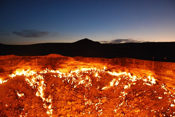 Природный газовый кратер Дарваза находится в пустыне Каракум, Туркменистан. Кратер образовался после аварии, закончившейся взрывом газа во времена СССР, с тех пор кратер горит. Его глубина составляет 20 метров, а диаметр — 60 метров. 